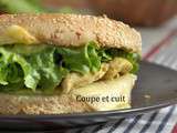 Burger au poulet au curry et mayonnaise à l'avocat