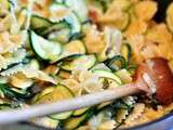 Farfalles aux courgettes, lard et basilic