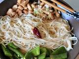 Somen au poulet, haricots plats et bouillon au tahin pimenté