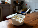 Fromage blanc périmé : Risques, dangers et consommation sécurisée