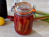 Rhubarbe pochée au sirop : la recette facile pour cuire la rhubarbe à la perfection