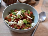 Salade de tomates, mozzarella et pesto : le grand classique de l’été made in Italy