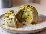 Gâteaux à la pistache, cœur fondant et glaçage rocher