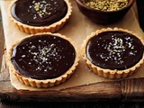 Tartelettes au chocolat noir, pâte rustique au sarrasin et fleur de sel