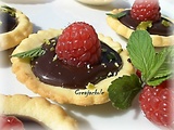 Mini tartelettes chocolat-menthe, framboises et pistaches