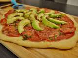 Pizza tomate avocat et comté