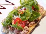 Tartines de thon, tomates cerise et basilic