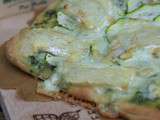 Pizza au fromage de brebis Margalet, courgettes, crème aux fanes de radis