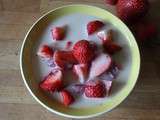 Fraises en nage d'amandes