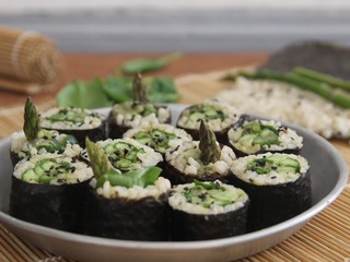 Makis asperges, concombre, crème à l'ail des ours