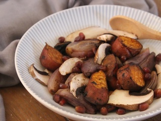 Salade tiède de patate douce, échalote, champignon, grenade et amande