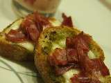 Bruschetta coppa pesto mozarella