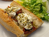 Baguette garnie chèvre et tomates séchées