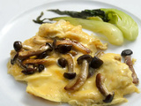 Omelette aux champignons shimeji bruns