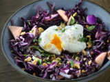 Salade de chou rouge aux pommes et œuf poché