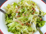 Salade frisée aux lardons, croûtons et pommes de terre