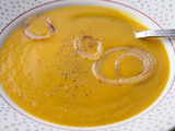 Soupe de butternut au tahini et oignons frits