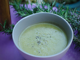 Soupe de courgette au romarin frais