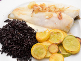 Turbot poêlé, riz noir, ail et courgettes jaunes