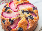 Gâteau au Yaourt, Pêche de Vigne & Myrtilles