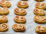 Petits feuilletés roulés à la moutarde, jambon et gruyère