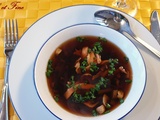 Consommé au saumon fumé, champignons et spaghetti