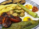 Assiette estivale algérienne - légumes de saison frits et œufs au plat