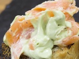 Canapés mousse avocat au camembert et saumon fumé