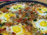 Chakchouka- shakshuka BÔNOISE d'hiver aux oignons verts- ŒUFS et merguez - Zika Riffi