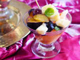 Coupes de salade de fruits d'été au sirop de citron vert bio au miel