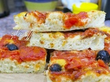 Grosse fougasse aux tomates fraîches - fromage rouge et olives noires