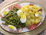 Haricots verts frais et pommes de terre sautés à l'ail aux œufs durs