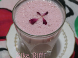 Milk-shake aux pétales d'œillets- fraises et lait entier au miel d'acacia