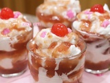 Mousse au coulis de fraises et bonbons de pâte d'amandes maison pour octobre rose