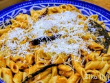 Pennes au pecorino en sauce tomate à l'ail et aux piments d'espelette