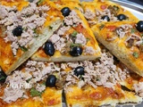 Pizza longue- tomates fraîches- thon et viande hachée- pâte à la semoule