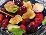 Salade de fruits d'été au miel en assiettes individuelles à déguster avec les doigts ou avec un petit pic- fingers food
