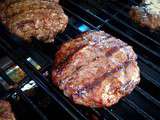 Hamburger au maïs, tomates, oignons et fines herbes cuits au barbecue, à la plancha