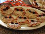 Mini pizza momies pour Halloween, tomate, mozzarella, olives