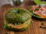 Bagel à la poudre d’épinards et au saumon fumé