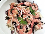 Crevettes roses, chou rouge et pousses soja en salade pour Octobre rose