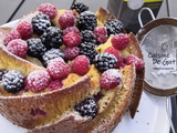 Gâteau au lait chaud aux framboises et mûres