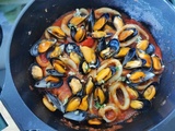Moules et anneaux de calamars sauce tomate pimentée et aillée sur lit de spaghettis à l’encre