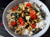 Riz relevé, pousses d’épinard, pois chiches tomates et feta