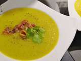 Soupe de légumes au curcuma, coriandre et lard croustillant