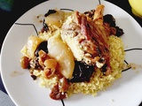 Tajine de souris d’agneau au confit d’oignons, poires pruneaux et raisins