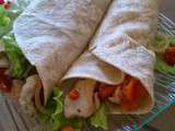 Wrap avec du poulet, un poivron, des tomates et des oignons