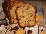 Cake aux dattes, abricots et raisins