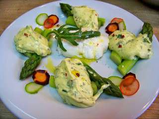 Asperges et Oeuf poché à la mousse d'oeuf aux herbes fines et condiments