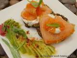 Blinis à la crème de roquette, crème fouettée à la ciboulette, truite fumée, oeufs de truite et baies roses